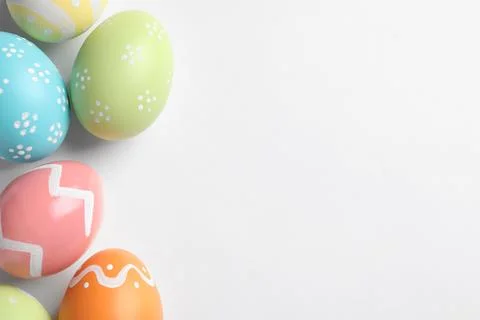 Beautiful painted Easter eggs on white background, top view Foto stock