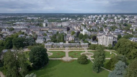 Beautiful panoramic drone movement towards the Parc du Thabor botanical garden Stockbeeldmateriaal 295799546
