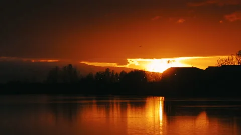 Beautiful panoramic sunset reflecting on small pond in North Pole, Alaska. Vídeos de archivo 139150155