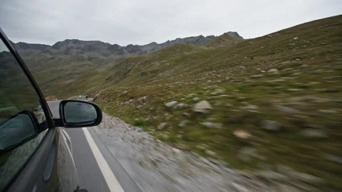 A beautiful panoramic view of the Alpine landscape from a car window. 库存影片 343545642