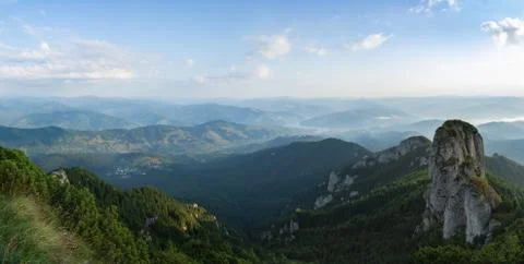 Beautiful panoramic view of Eastern Carpathian mountains, Panaghia peak and L Foto stock