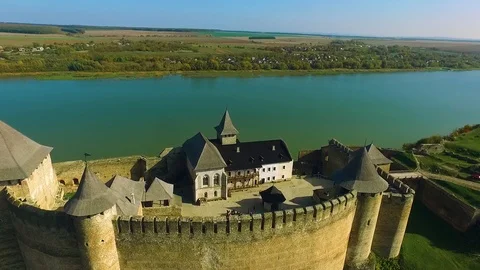 A beautiful panoramic view of the fields, old fortress and river from above 스톡 동영상 108727698