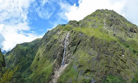 Beautiful panoramic view of the waterfall and Himalayan Mountains on the trek Foto stock