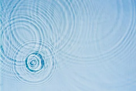 Beautiful pattern of circles of drops on background of water Foto stock