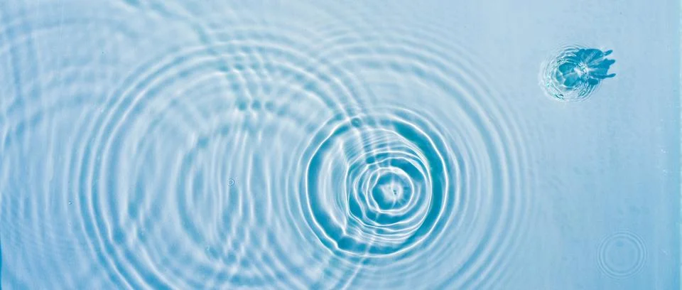 Beautiful pattern of circles of drops on background of water Foto stock