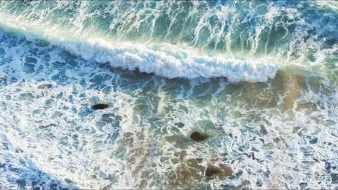 A Beautiful pattern emerges from an ocean wave Video stock 125178056