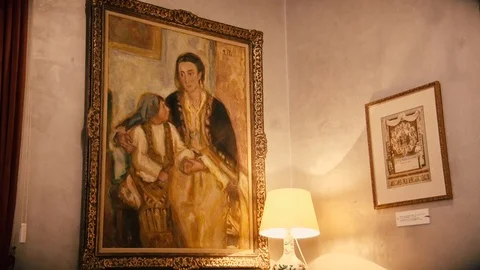 Beautiful pictures on the wall and a lamp in the middle Stock-Footage 95776853