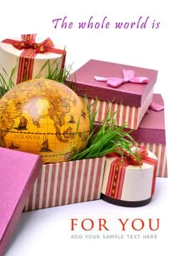 Beautiful present boxes, green grass and a globe Illustrazione stock