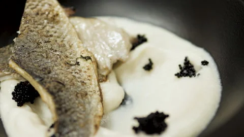 Beautiful presentation of freshly cooked fish. 库存影片 193480961
