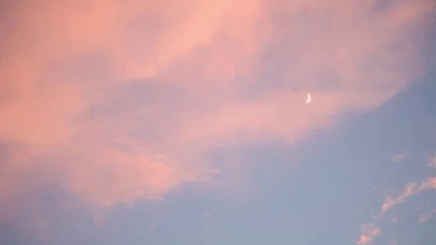 Beautiful purple clouds with moon Vídeo Stock 73268214