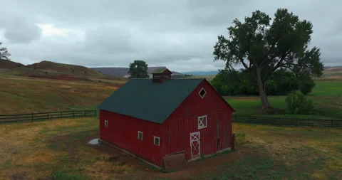 Beautiful red barn on ranch in Wyoming Vídeo Stock 343469833
