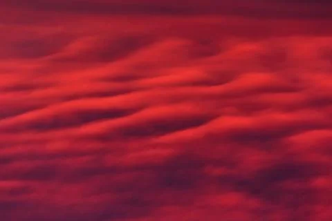 Beautiful red clouds, waves in the sky Foto stock