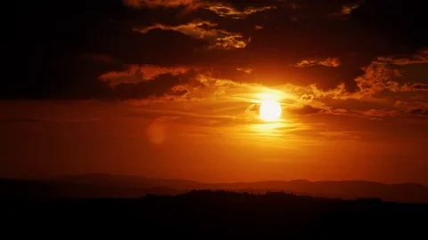 Beautiful red sunset in the evening cloudy sky over the Tuscan hills 스톡 동영상 124180424