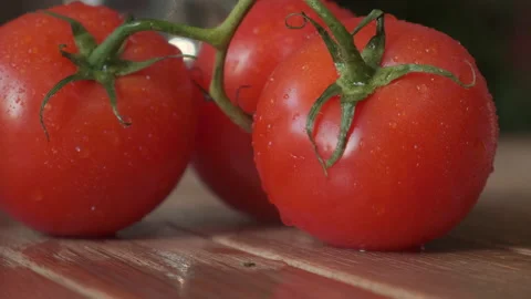 Beautiful red tomatoes, water drops macro video. Fresh wet healthy tomato for Vídeo Stock 154120510