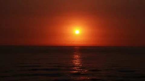 A beautiful reddish sunset over the sea reflecting the brightness of the sun Vidéo 193085763