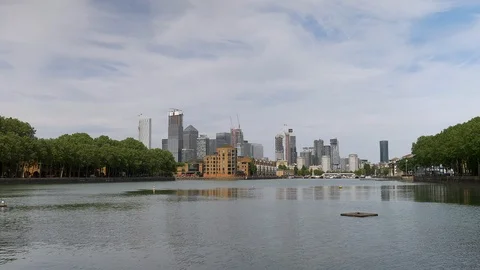 Beautiful reflection of water, green trees, and skyscrapers in the distance. Video stock 109136962