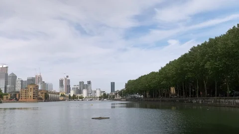 Beautiful reflection of water, green trees, and skyscrapers in the distance. Video stock 109138686