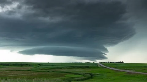 Beautiful rotating supercell over the Albertan Prairies. Stock Footage 143325902