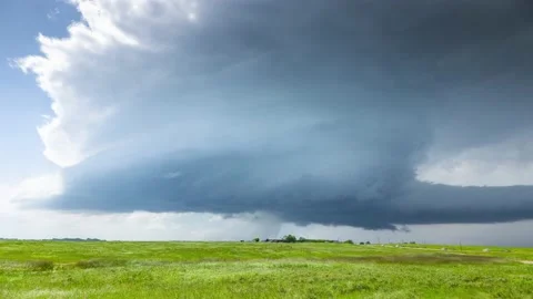 Beautiful rotating supercell over the Albertan Prairies. Stock Footage 143326596