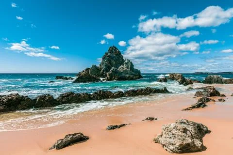 Beautiful rugged eroding rocks on ocean coastline. NSW, Australia Foto stock
