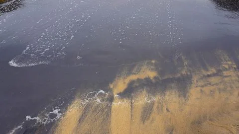 Beautiful sand pattern formed by yellow and black grains Foto stock