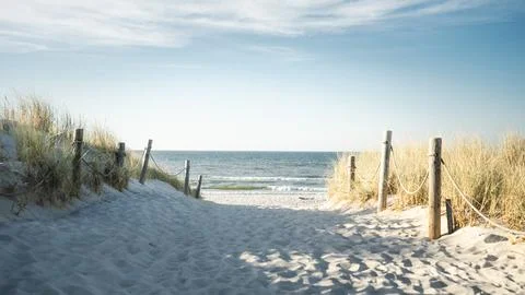 A beautiful sandy path that leads directly to the ocean on a bright sunny day Foto stock