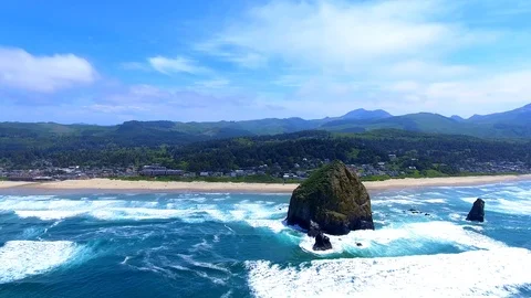 Beautiful scenery of Haystack Rock - Oregon USA Видео 99095500