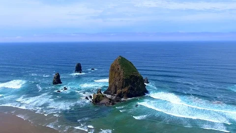 Beautiful scenery of Haystack Rock - Oregon USA Vídeo Stock 99095564