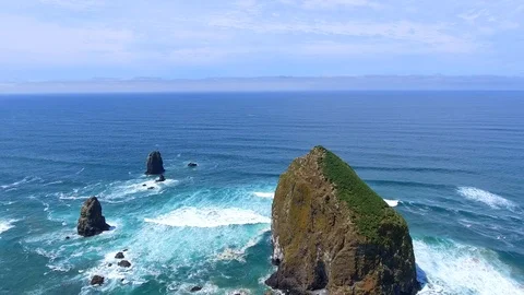 Beautiful scenery of Haystack Rock - Oregon USA Vídeo Stock 99095681