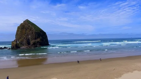 Beautiful scenery of Haystack Rock - Oregon USA Видео 99096197