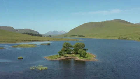 Beautiful Scottish Loch.  Drone reveal/pull back on small island perfect weather 库存影片 160962346
