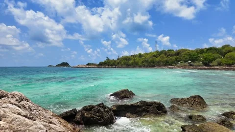 Beautiful sea scape with cloudy sky background. Vídeo Stock 274371591