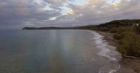 Beautiful sea waves by the beach on a cloudy evening 스톡 동영상 84940096