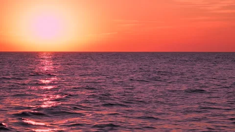 Beautiful sea waves with shiny reflection of pink sunset light. ProRes 422 HQ. 库存影片 247919964