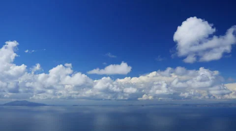 Beautiful seascape, cumulus clouds floating over sea in blue sky, time-lapse. 스톡 동영상 33608515