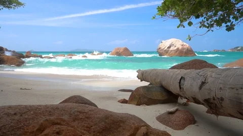 A beautiful, secluded beach on Praslin, Seychelles Stockbeeldmateriaal 106956100