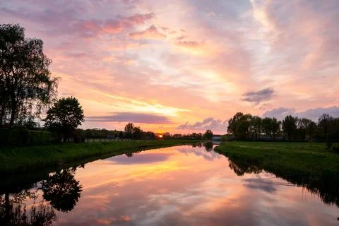 Beautiful setting sun with colored clouds Foto stock