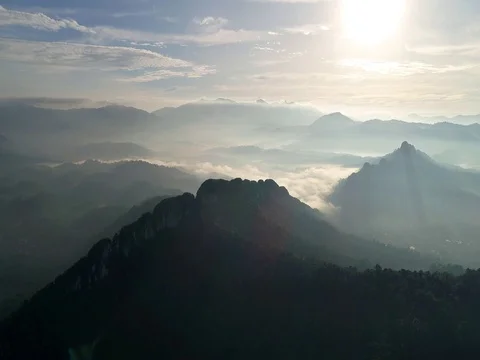 Beautiful shadow of mountain top as the sun shine and rise in the morning. Vídeos de archivo 80971737