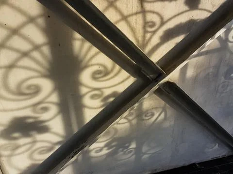 Beautiful shadows on the wall. openwork shadows. Sunset in the city. Long s.. Foto stock