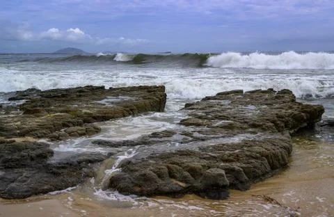 Beautiful shot of big waves in mooloolaba beach in queensland australia Fotos Stock