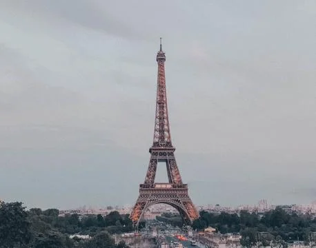 Beautiful shot of the Eiffel tower with a cloudy sky in the background Foto stock