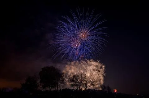 Beautiful shot of exploding colorful fireworks in a night sky over Heaton Park Foto stock