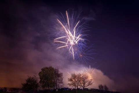 Beautiful shot of exploding colorful fireworks in a night sky over Heaton Park Foto stock