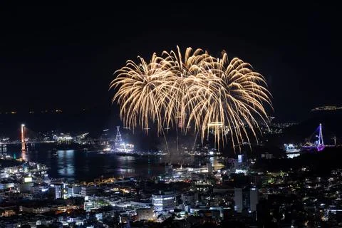 Beautiful shot of the exploding fireworks at the 2022 Yeosu Night Sea Fireworks Stockfoto's