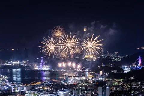 Beautiful shot of the exploding fireworks at the 2022 Yeosu Night Sea Fireworks Foto stock