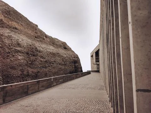 Beautiful shot of a walking path between a cliff and a building Fotos de archivo
