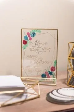 A beautiful sign next to a stack of envelopes for writing names and addresses Foto stock