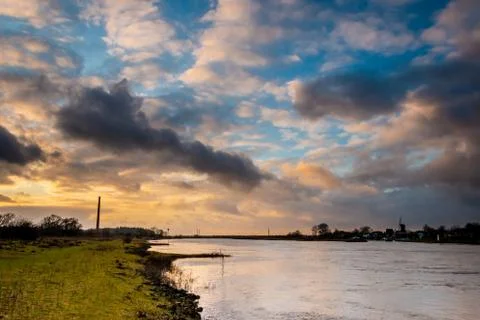 Beautiful sky and dramatic clouds above the river the IJssel Foto stock