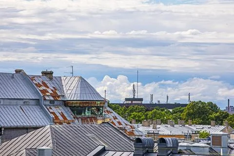 A beautiful sky with storm clouds over the roofs of city buildings Fotos Stock
