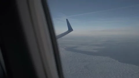 Beautiful sky in the window of an airplane Vidéo 168906770